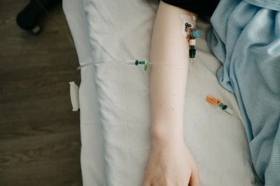 U klinik mantiq va qon tomir aralashuv asboblarini tanlash strategiyasi